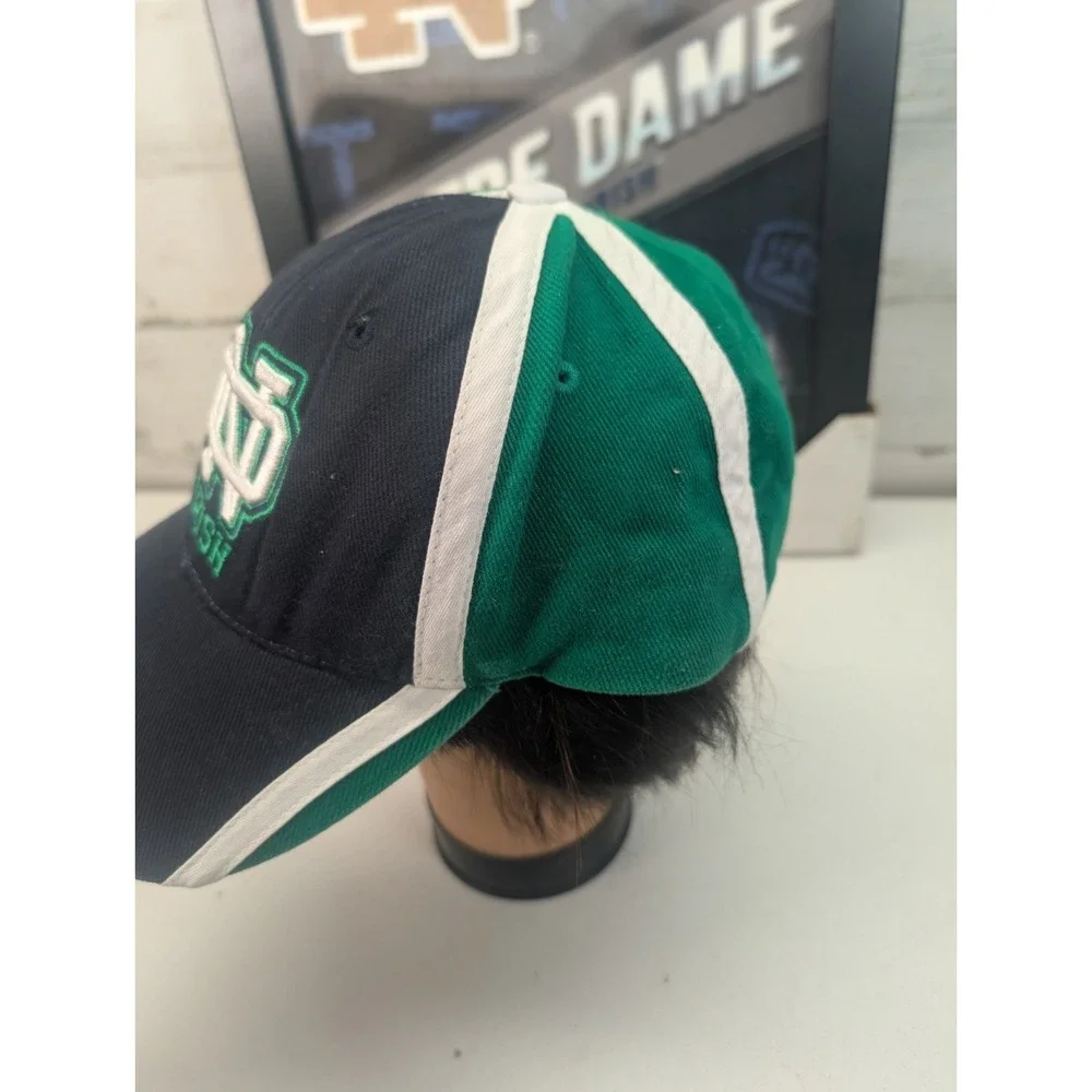 Notre Dame Fighting Irish NCAA Wall Decor Plaque Sign w/ Notre Dame Hat‎ Bundle